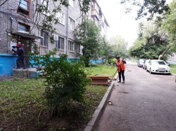 Работники ЖЭУ Орджоникидзевского района ежедневно  наводят чистоту и порядок на придомовых территориях