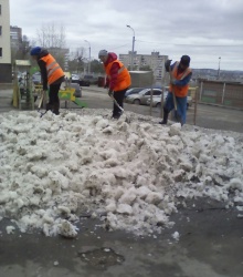 Работники ЖЭУ ускоряют таяние снега