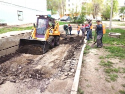 Во дворах Орджоникидзевского района продолжается ямочный ремонт асфальтовых покрытий
